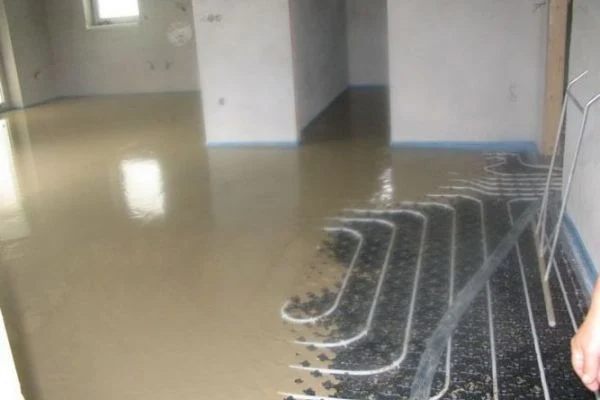 Zajišťujeme odborné zalití podlahového topení anhydritovou směsí